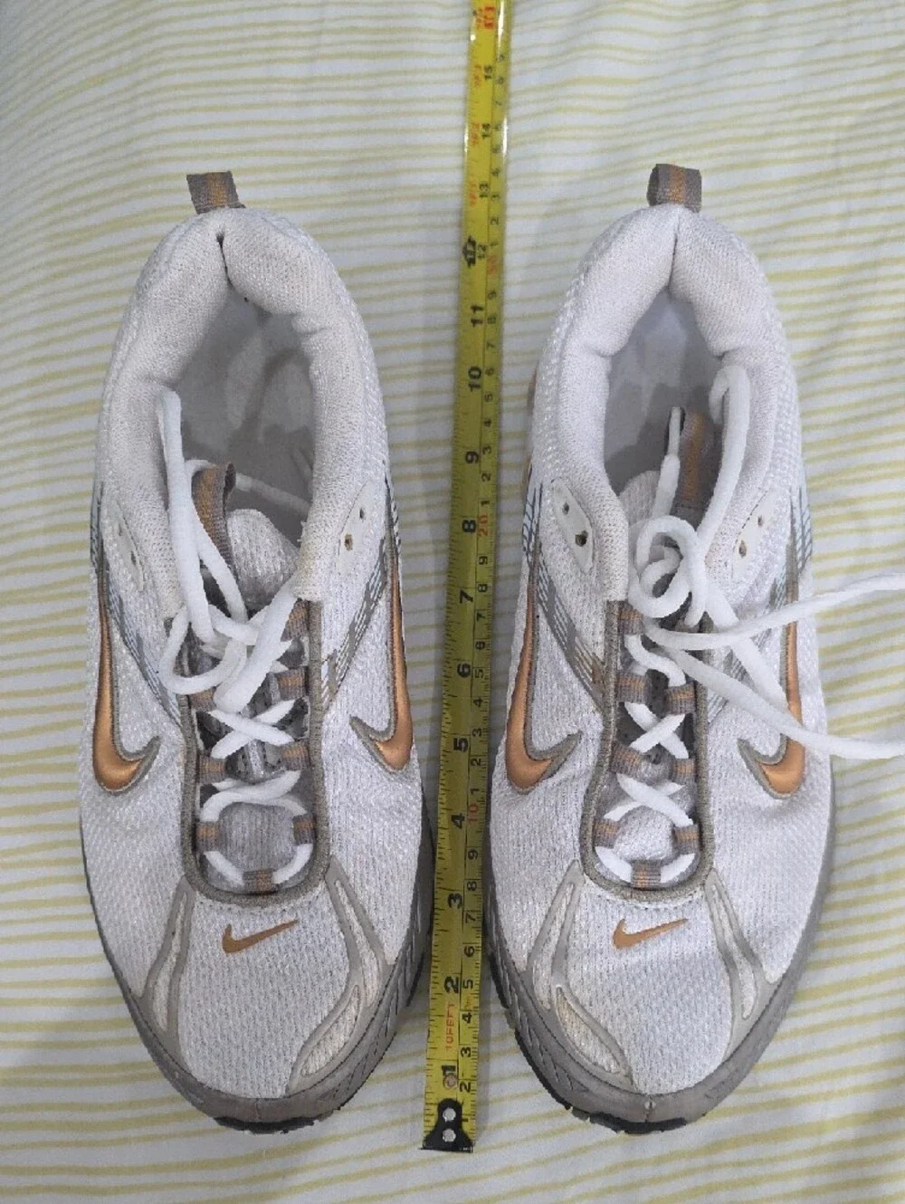Nike Women’s White and Metallic Gold Athletic Sneakers 7.5 Used Very Good - Picture 2 of 9